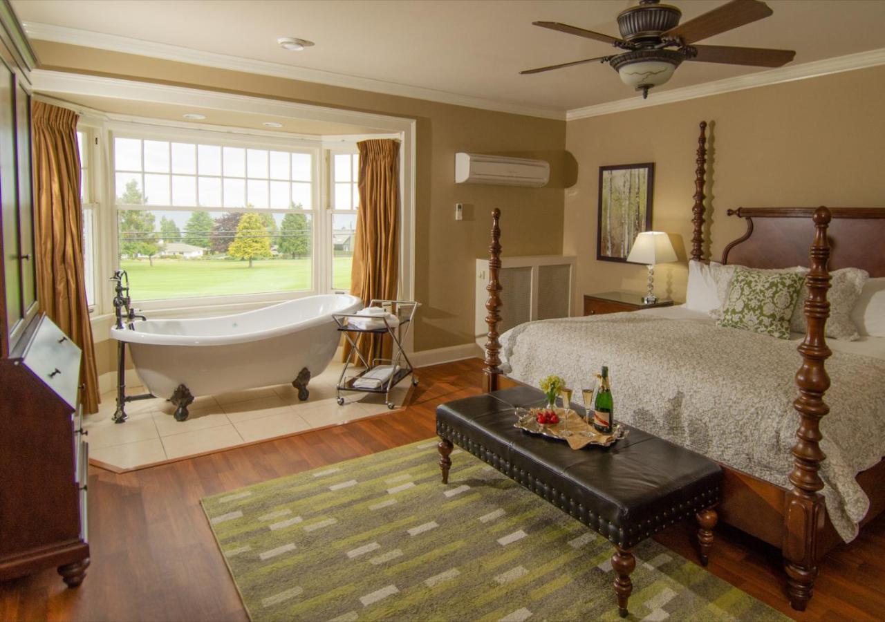 Crown Mansion Boutique Hotel & Villas Qualicum Beach Ngoại thất bức ảnh