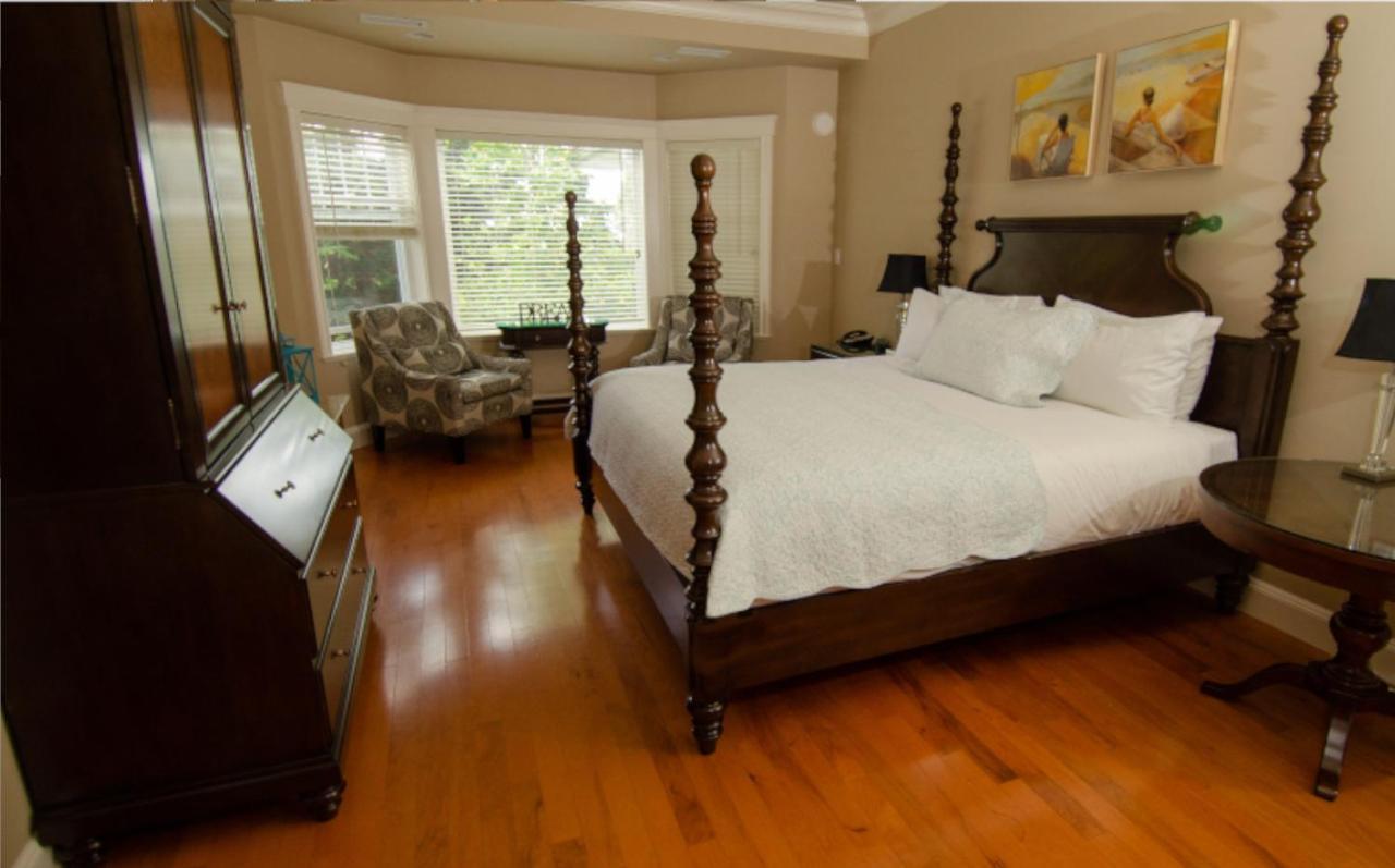 Crown Mansion Boutique Hotel & Villas Qualicum Beach Ngoại thất bức ảnh