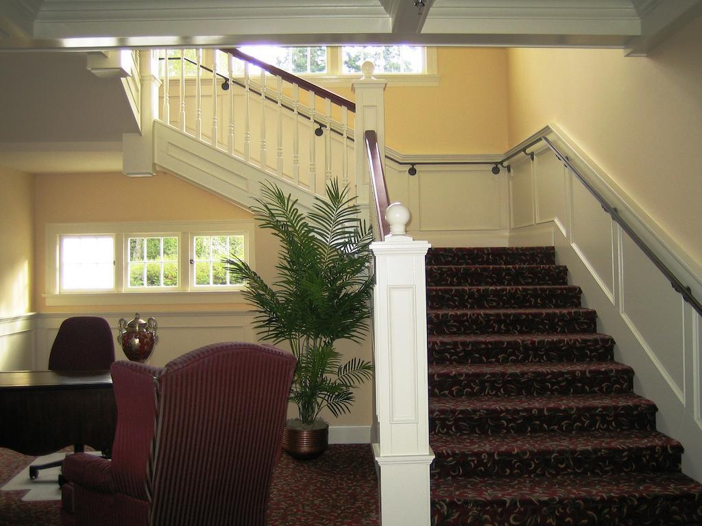 Crown Mansion Boutique Hotel & Villas Qualicum Beach Ngoại thất bức ảnh